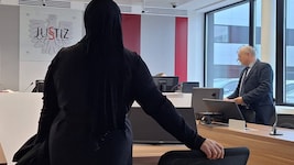 Die Angeklagte erschien mit Kopftuch zum Prozess am Landesgericht Eisenstadt.