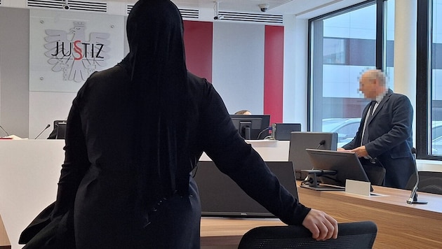 Die Angeklagte erschien mit Kopftuch zum Prozess am Landesgericht Eisenstadt.