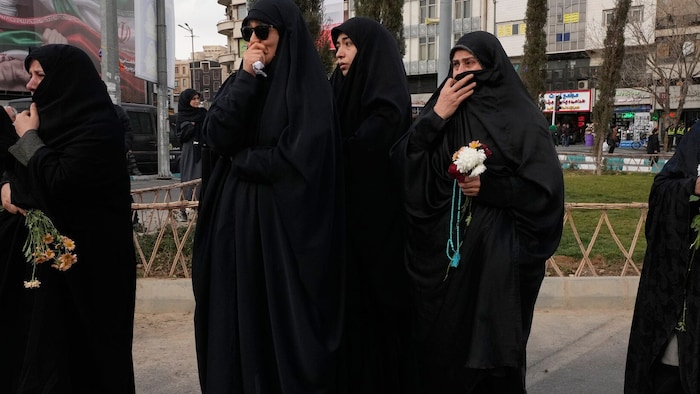 Iranerinnen gedenken getöteter Sicherheitskräfte.