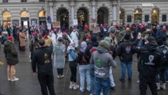 Einige Mitglieder von Krampus- und Brauchtumsvereinen kamen am Freitagnachmittag zum ...