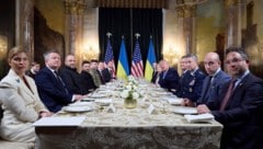 US-Präsident Donald Trump und der ukrainische Präsident Wolodymyr Selenskyj bei einem Gespräch ...