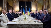 US-Präsident Donald Trump und der ukrainische Präsident Wolodymyr Selenskyj bei einem Gespräch ...