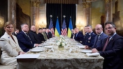 US-Präsident Donald Trump und der ukrainische Präsident Wolodymyr Selenskyj bei einem Gespräch ...