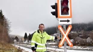 ÖVP-Ortschef Leo Kocher bei einer Schrankenanlage
