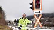 ÖVP-Ortschef Leo Kocher bei einer Schrankenanlage