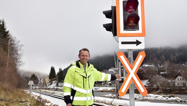 ÖVP-Ortschef Leo Kocher bei einer Schrankenanlage
