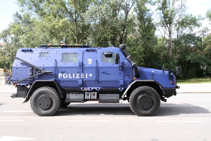 Auch ein Panzerfahrzeug wurde nach Sierning gebracht.