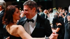 Landeshauptfrau Edtstadler gab beim Tanz mit ihrem Markus Fauland die Führungsrolle ab.