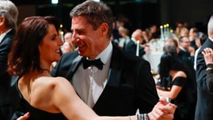 Landeshauptfrau Edtstadler gab beim Tanz mit ihrem Markus Fauland die Führungsrolle ab.