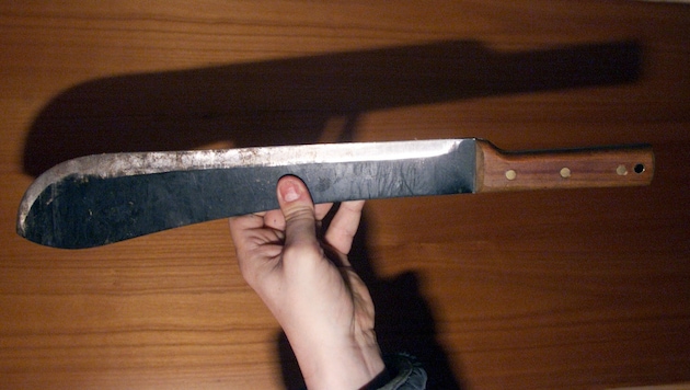 Der Tschetschene soll eine Machete als „Argumentationshilfe“ mitgeführt haben. (Symbolbild)