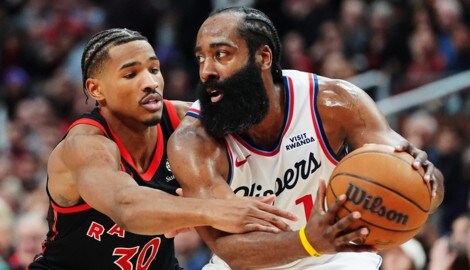 James Harden (r.) steuerte 31 Punkte und zehn Assists bei.