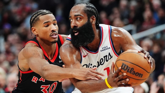 James Harden (r.) steuerte 31 Punkte und zehn Assists bei.