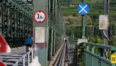 Ein denkmalgeschützes Wahrzeichen ist die Donaubrücke bei Mautern. Doch sie muss dringen ...