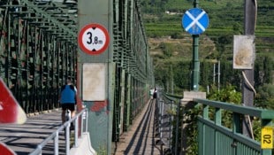 Ein denkmalgeschützes Wahrzeichen ist die Donaubrücke bei Mautern. Doch sie muss dringen ...