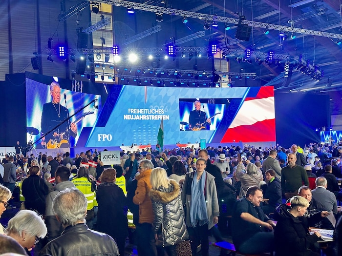 Die John-Otti-Band spielt auf.