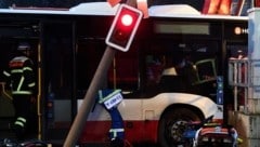 Bei einem schweren Verkehrsunfall in Hamburg ist ein Mensch ums Leben gekommen, ein weiterer ...