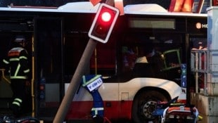 Bei einem schweren Verkehrsunfall in Hamburg ist ein Mensch ums Leben gekommen, ein weiterer ...