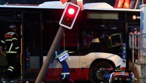 Bei einem schweren Verkehrsunfall in Hamburg ist ein Mensch ums Leben gekommen, ein weiterer ...