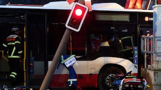 Bei einem schweren Verkehrsunfall in Hamburg ist ein Mensch ums Leben gekommen, ein weiterer ...