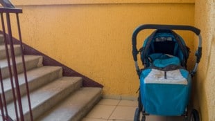 Unbekannte Täter setzten am Freitag einen leeren Kinderwagen in Brand (Symbolbild).