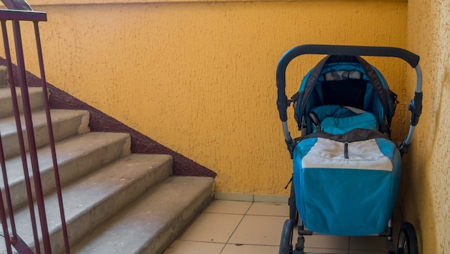 Unbekannte Täter setzten am Freitag einen leeren Kinderwagen in Brand (Symbolbild).