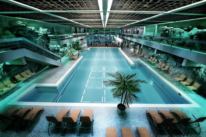 Die Felsentherme kann mehr als Entspannung: Für das Lighthouse Festival wird sie zur ...