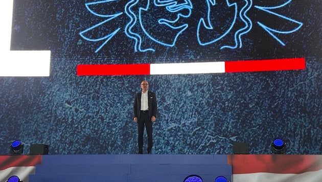Herbert Kickl was cautious at the beginning of his speech, saying that the stage was "too big ...