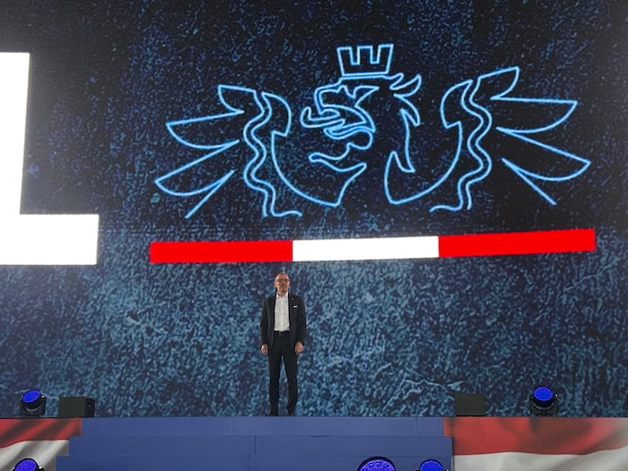 Herbert Kickl was reserved at the beginning of his speech, saying that the stage was "too big ...
