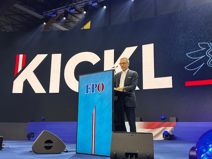 Herbert Kickl spricht zu seinen Anhängern.