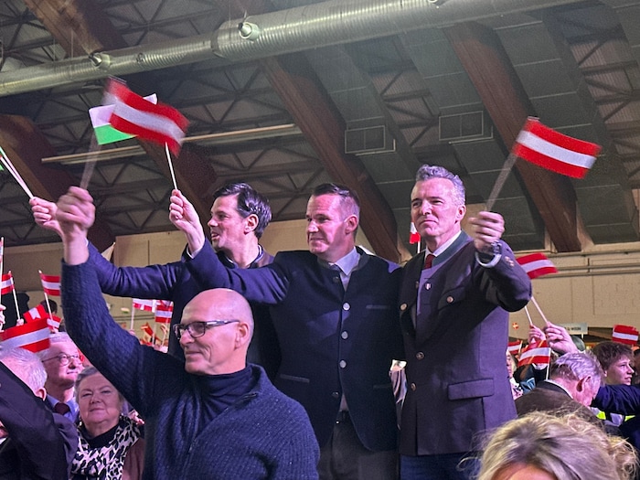 Klagenfurts Stadtparteiobmann Gernot Darmann (re.) feiert mit.