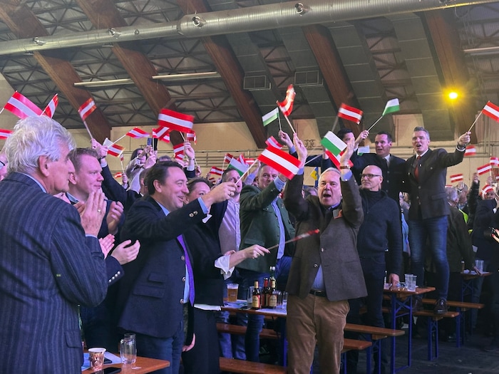 Die FPÖ-Spitze feiert zu Musik von der John-Otti-Band.