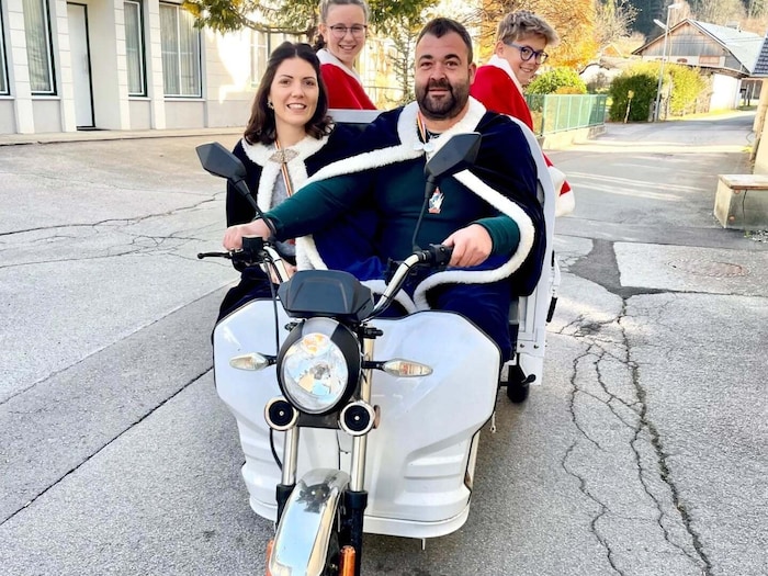 Die Kötschacher Prinzenpaare sind motorisiert unterwegs.