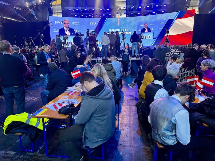 Die Messehalle ist gefüllt, trotzdem bleiben Plätze leer.