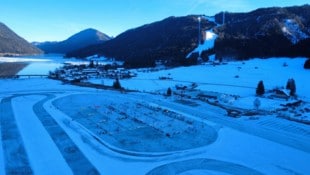 Am Weißensee wurden für das Pondhockey auf Natureis Eishockeyfelder aufgebaut; einzigartig für ...
