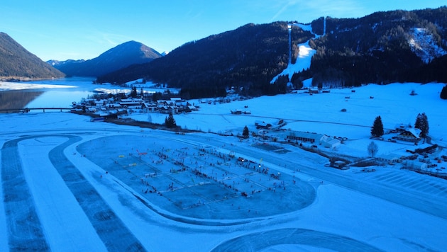 Am Weißensee wurden für das Pondhockey auf Natureis Eishockeyfelder aufgebaut; einzigartig für ...