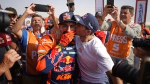 Dakar-Sieger Luciano Benavides (li.) wurde von Bruder Ex-Sieger Kevin geherzt.