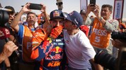 Dakar-Sieger Luciano Benavides (li.) wurde von Bruder Ex-Sieger Kevin geherzt.