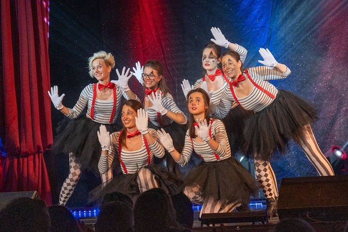 Die Narren in St. Andrä bringen das Publikum mit tollen Sketches, Tanz und Musik zum Lachen.