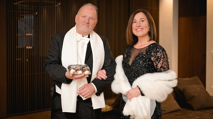 Karl und Waltraud Guschlbauer mit Opernball-Schaumrolle