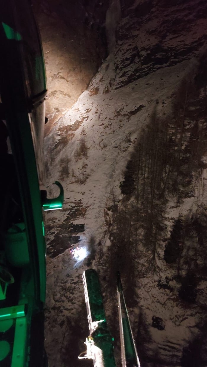 Eine zweite Klettergruppe, die sich in unmittelbarer Nähe befand, setzte den Notruf ab