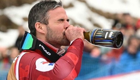 Vincent Kriechmayr nippt am Champagner – der verdiente Lohn für die erste ...