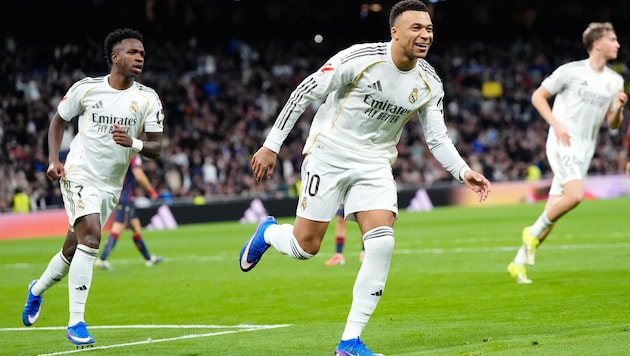 Kylian Mbappe (center) scored the 1-0 with a penalty kick.