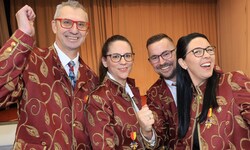 Die Krebsler-Gilde rund um Präsident Emanuel Rom (2.v.r.) freut sich bereit auf die Premiere am ...