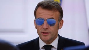 Mit seiner Brille löste Macron in Davos einen regelrechten Hype aus.