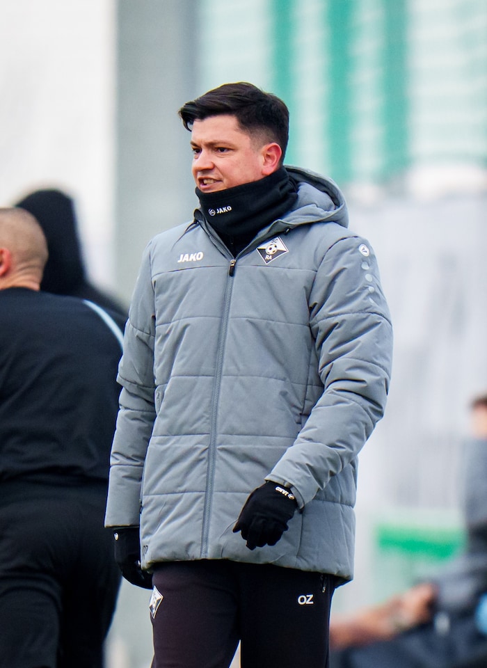Neo-Coach Ognjen Zaric schaute seinen Spielern genau auf die Beine.