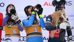 Lindsey Vonn (re.) sorgte am Podest für Lacher.