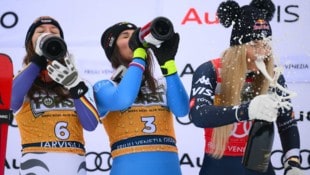Lindsey Vonn (re.) sorgte am Podest für Lacher.