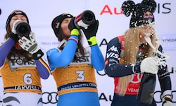 Lindsey Vonn (re.) sorgte am Podest für Lacher.