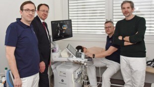 Dr. Angermayr, Stadler sowie der Kardiologe Kastl und der Rheumatologe Bobacz (v. li.) mit dem ...