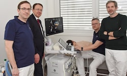 Dr. Angermayr, Stadler sowie der Kardiologe Kastl und der Rheumatologe Bobacz (v. li.) mit dem ...